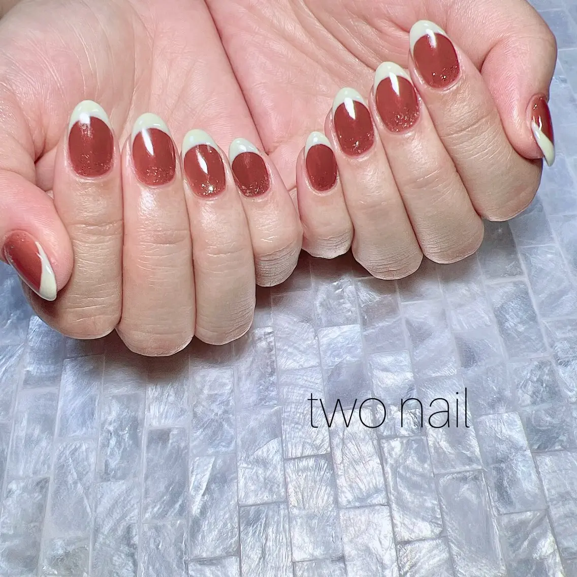 ネイル アートネイル ブラウン ネイルチップ ホワイト ハンドネイル two nailのネイルデザイン