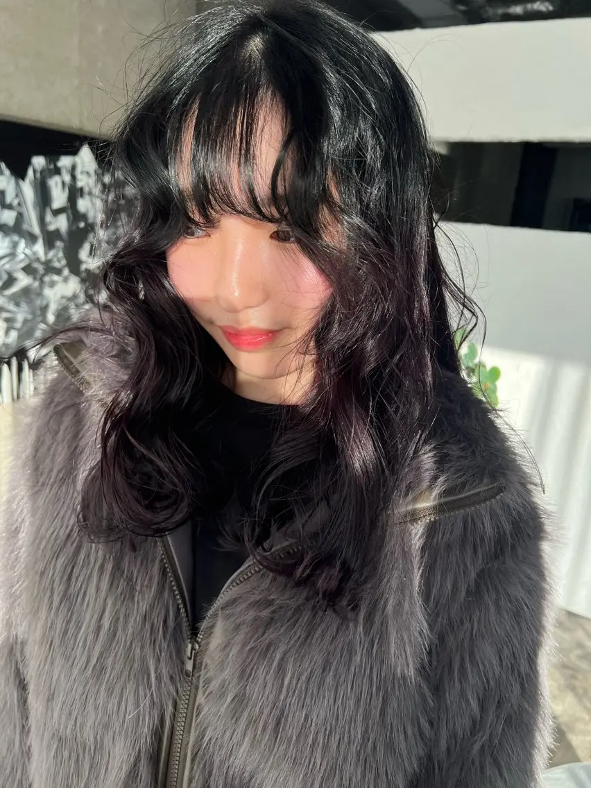 ロング カラー 黒髪 ブリーチ デザインカラー パープルカラー 顔まわりレイヤー eim AYUKAのヘアスタイル