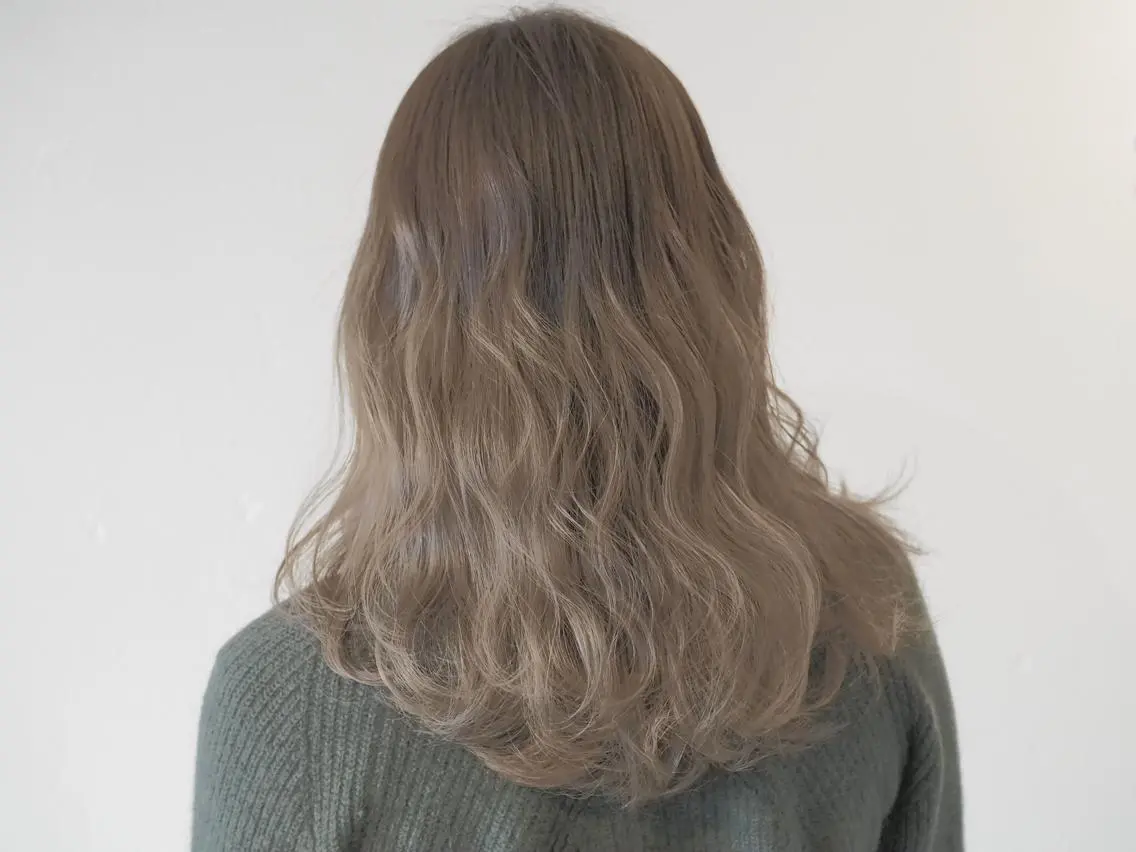 ミディアム カラー パーマ ヘアアレンジ メンズ グラデーションカラー メンズハイトーン メンズバレイヤージュのヘアスタイル
