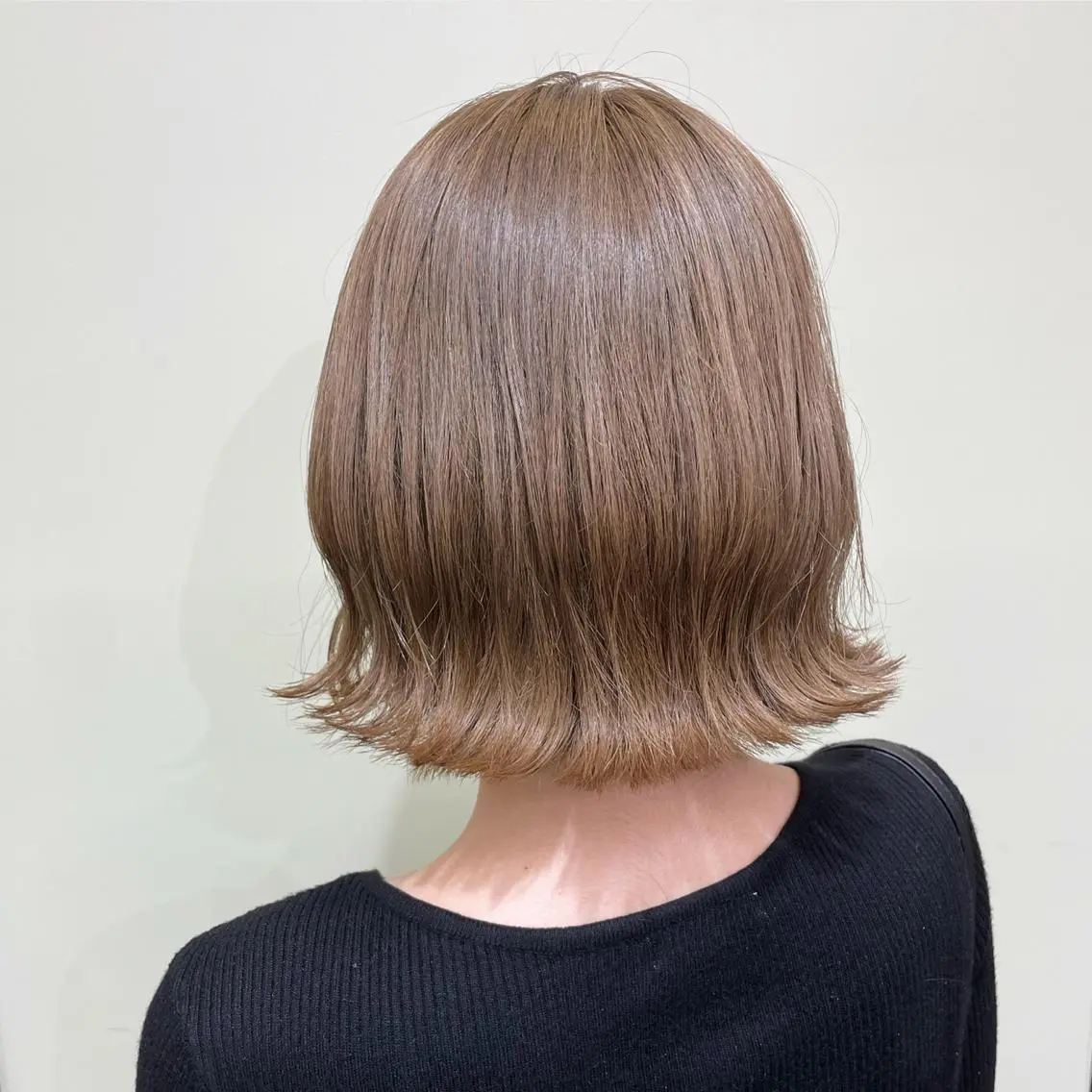 ミディアム 切りっぱなしボブ ボブ 外ハネヘア 透明感オリーブ🫒/ ブリーチなしWカラーのヘアスタイル