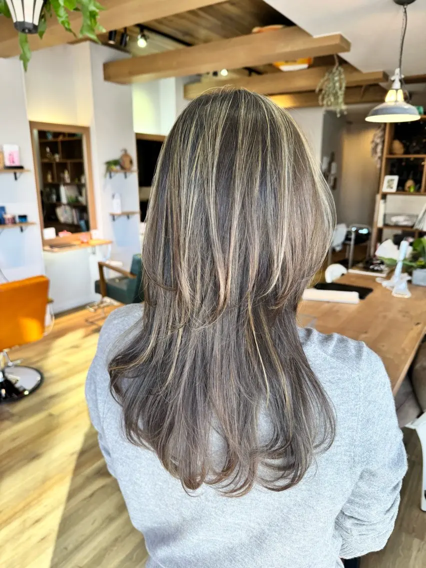 ロング カラー グレージュ ハイライトカラー オリーブグレージュ オリーブグレー ハイライト ヘアカラー トリートメント ツキダテ ユイのヘアスタイル