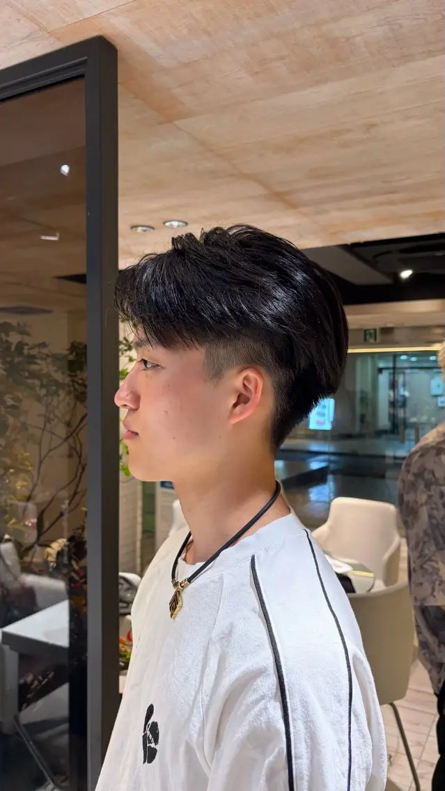 メンズ センターパート 刈り上げ カット サカノ ナツオのヘアスタイル