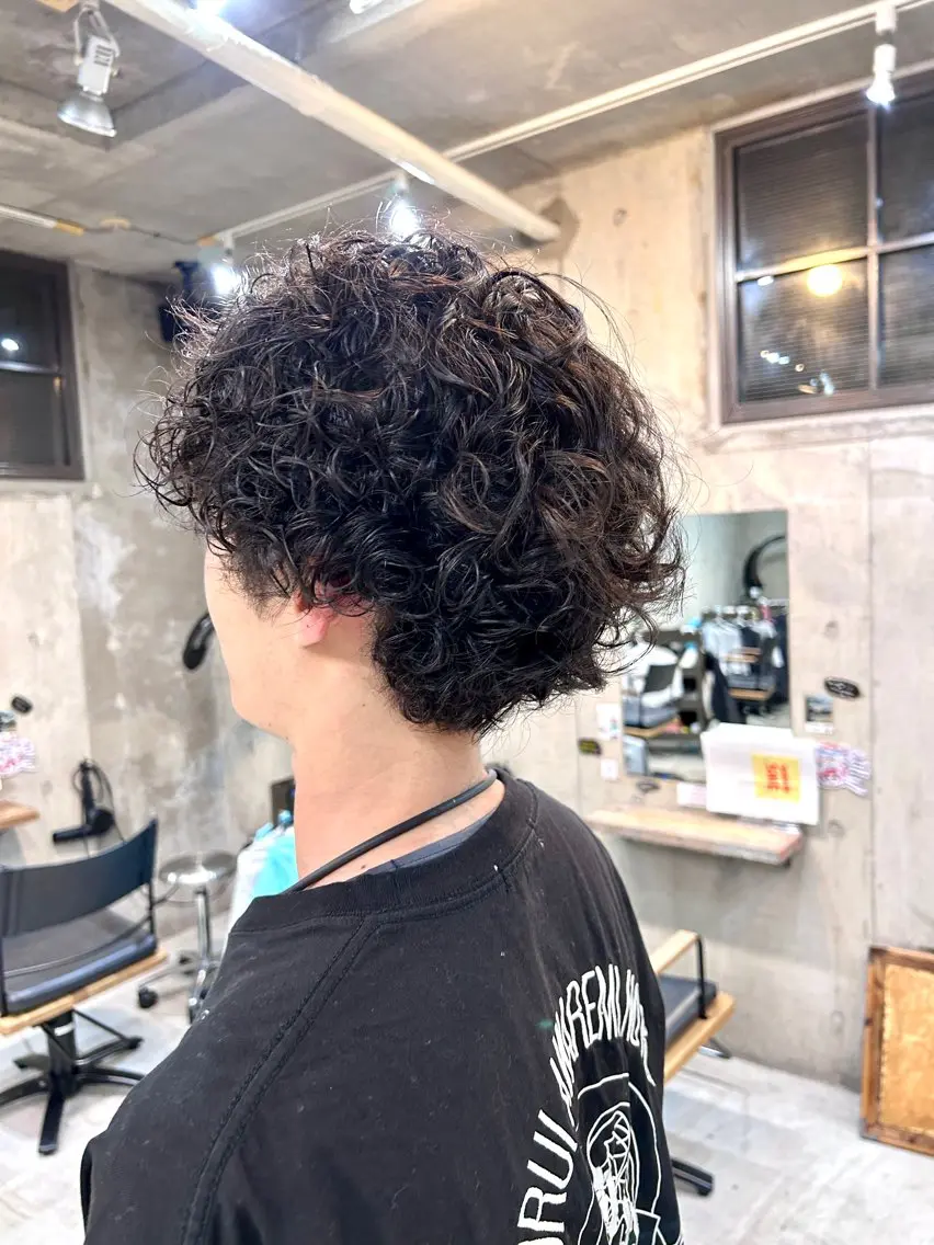 ショート パーマ メンズ マッシュ メンズパーマ プードルパーマ メンズショート スペインカール メンズパーマ ジンのヘアスタイル