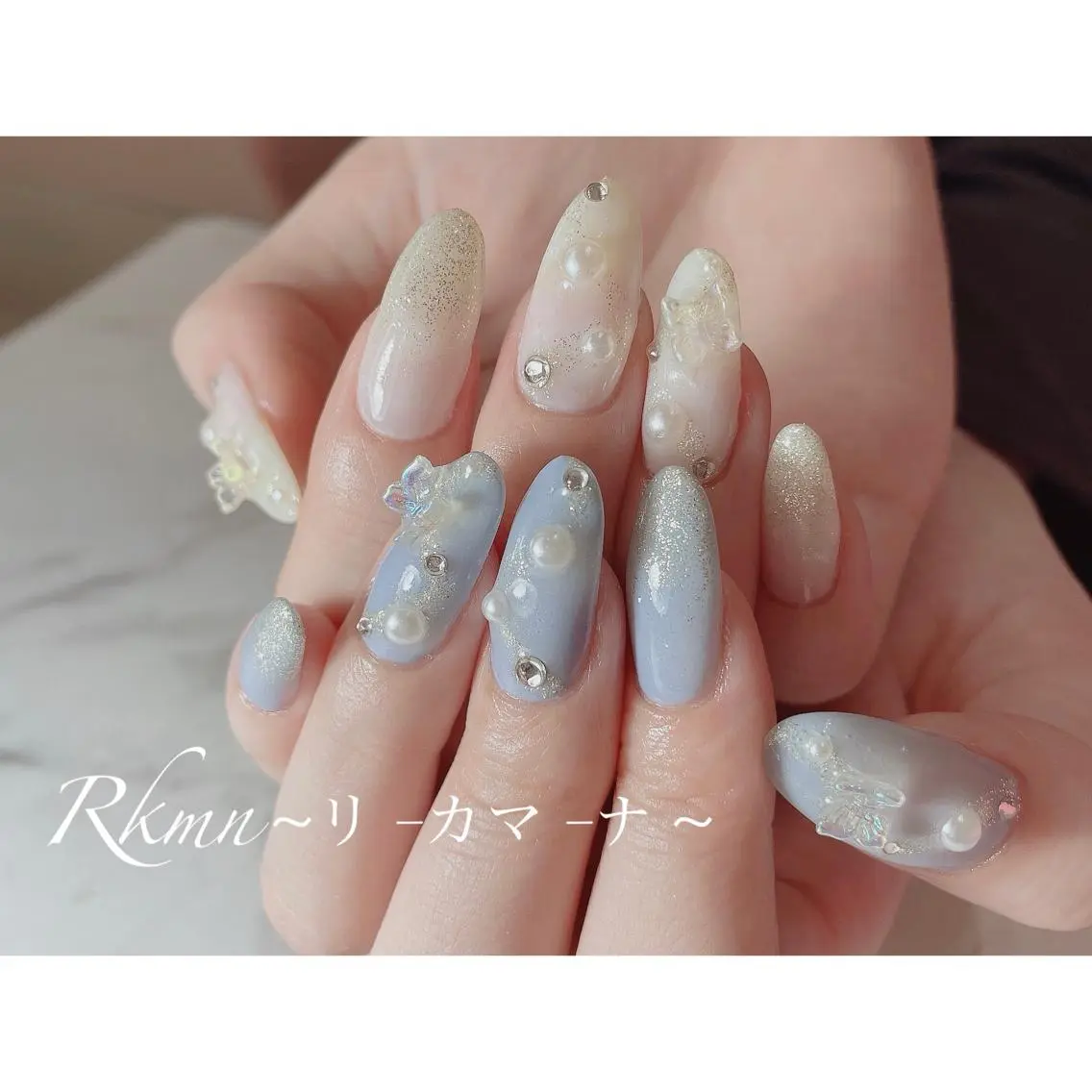 ネイル アートネイル ブルー 春ネイル ストーンネイル ホワイト ハンドネイル フットネイル ハンドケア Rkmn ~リ-カマ-ナ~のネイルデザイン