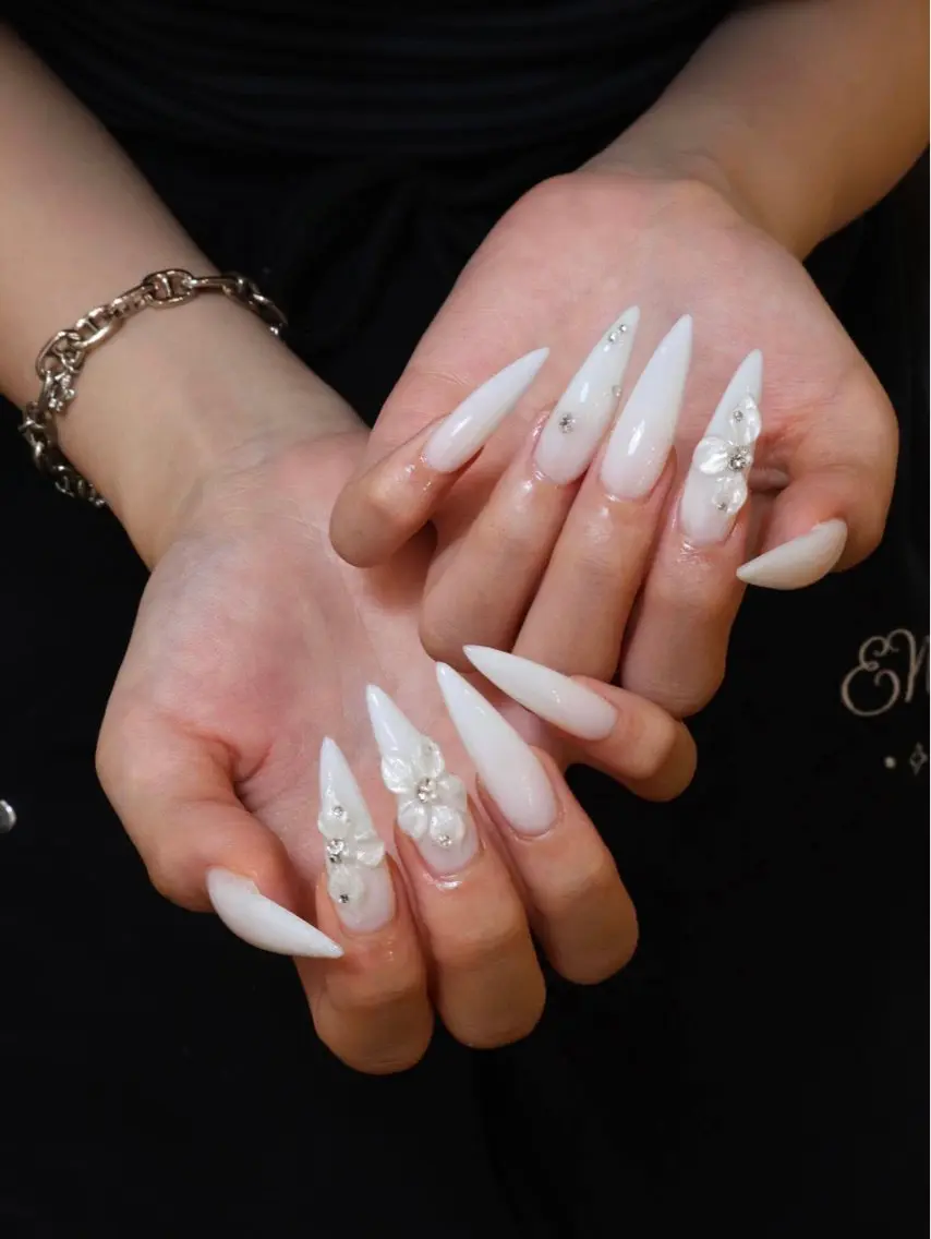 ネイル 長さ出し ガーリー キラキラネイル 韓国ネイル 水色 ICE Nailsのネイルデザイン