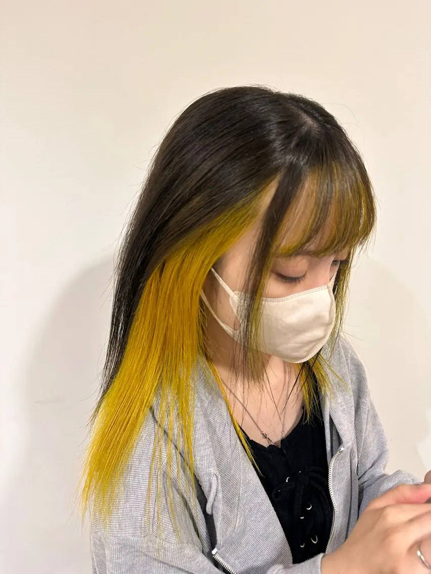 セミロング カラー インナーカラー 成海 ありさのヘアスタイル