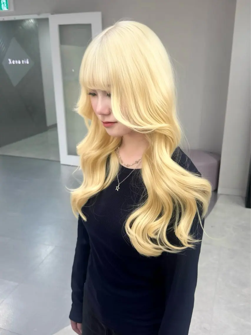 ロング カラー ブリーチ ブロンド ケアブリーチ ハイトーンカラー ホワイトブロンド ヘアカラー RIHO🎀栄 ハイトーン×顔周りのヘアスタイル