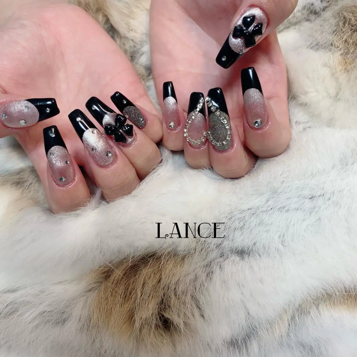 ミディアム ネイル オーロラネイル マグネットネイル ワンホンネイル 冬ネイル Lance nailのネイルデザイン
