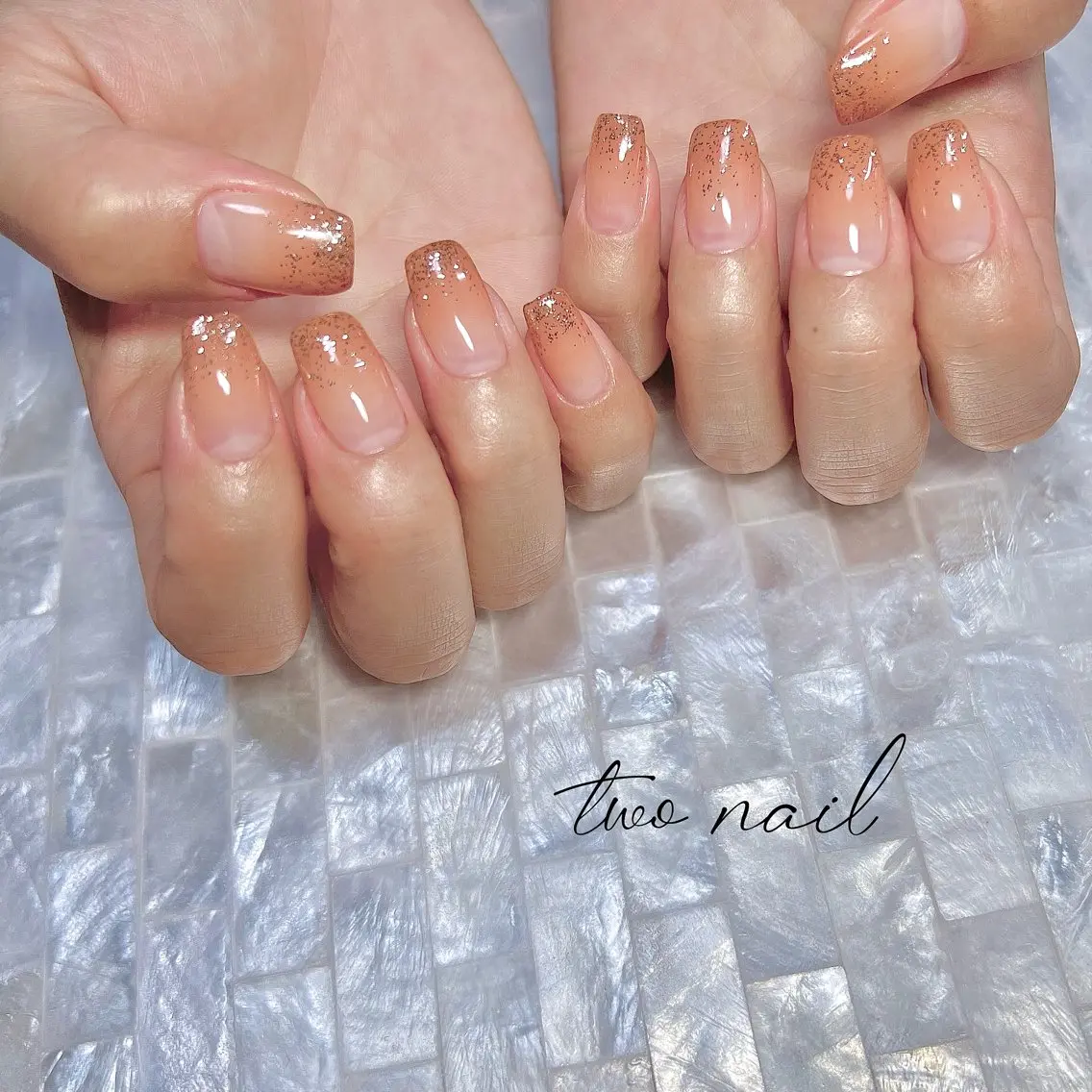 ネイル ブラウン キラキラネイル ネイルチップ ホワイト ハンドネイル two nailのネイルデザイン