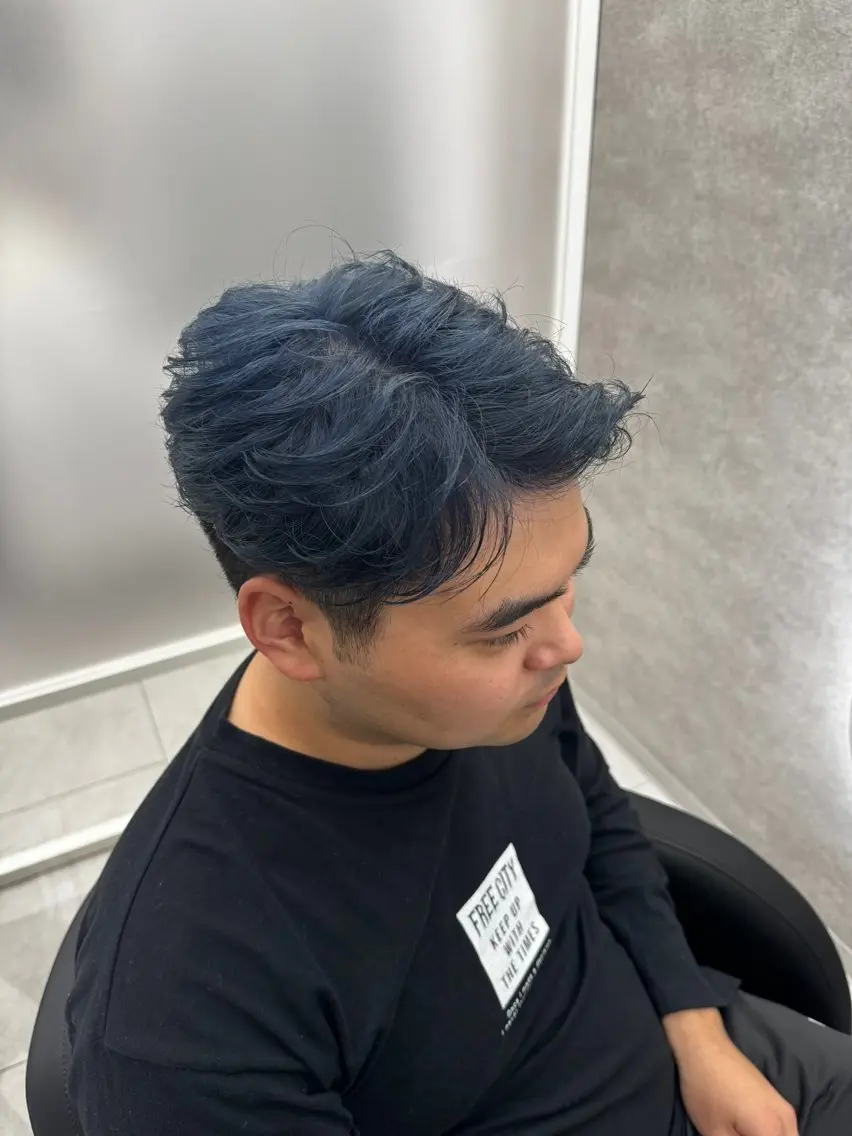 ショート カラー メンズ 黒髪 ブルーカラー ブルーブラック カット ヘアカラー トリートメント geep/郷田悠太/ 波巻き/スペインのヘアスタイル