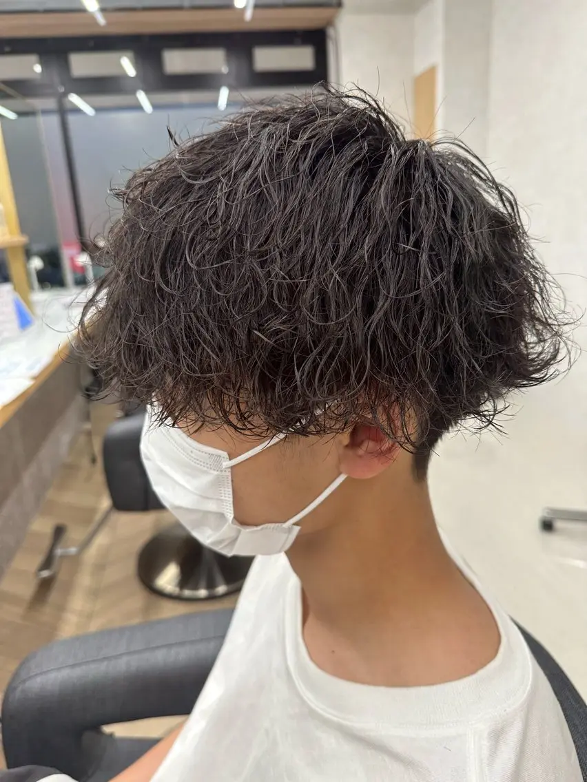ミディアム パーマ メンズ ミディアムパーマ フェードカット メンズパーマ 波巻きパーマ スパイラルパーマ 💈メンズ特化 美容師サキ💈のヘアスタイル