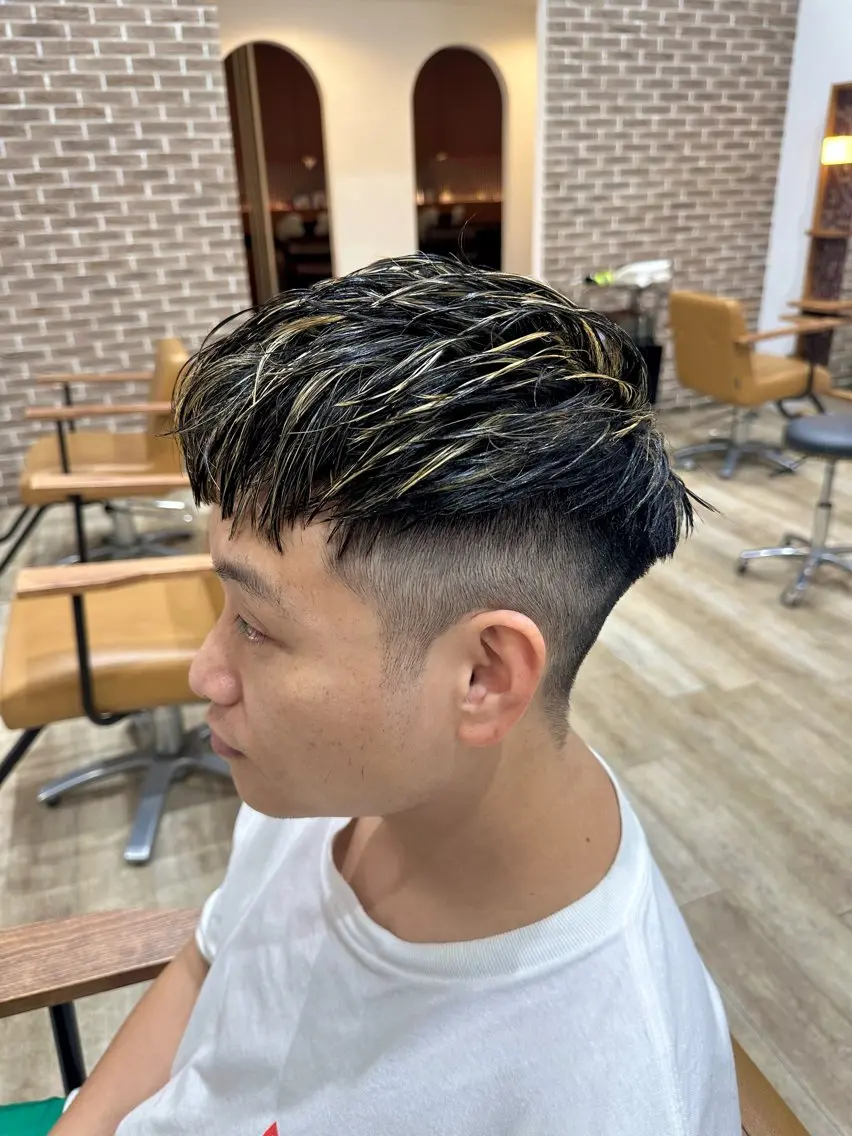 ショート カラー メンズ メンズブリーチ メンズハイライト マッシュ メンズパーマ メンズショート 堀江/レイヤーカット /髪質改善のヘアスタイル