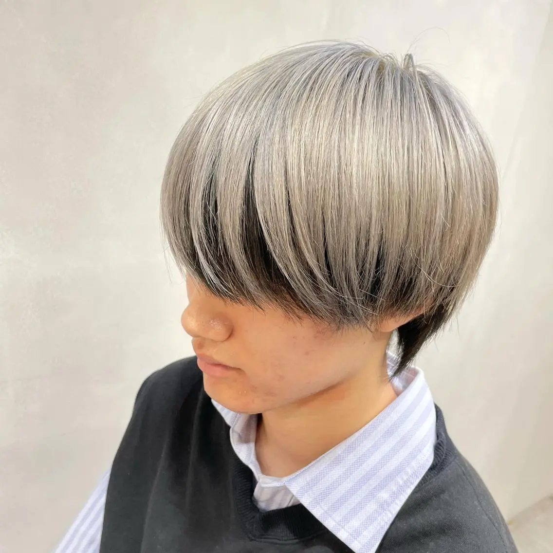 ショート カラー メンズ メンズブリーチ 黒髪 ブリーチ シルバー 飯塚 想のヘアスタイル