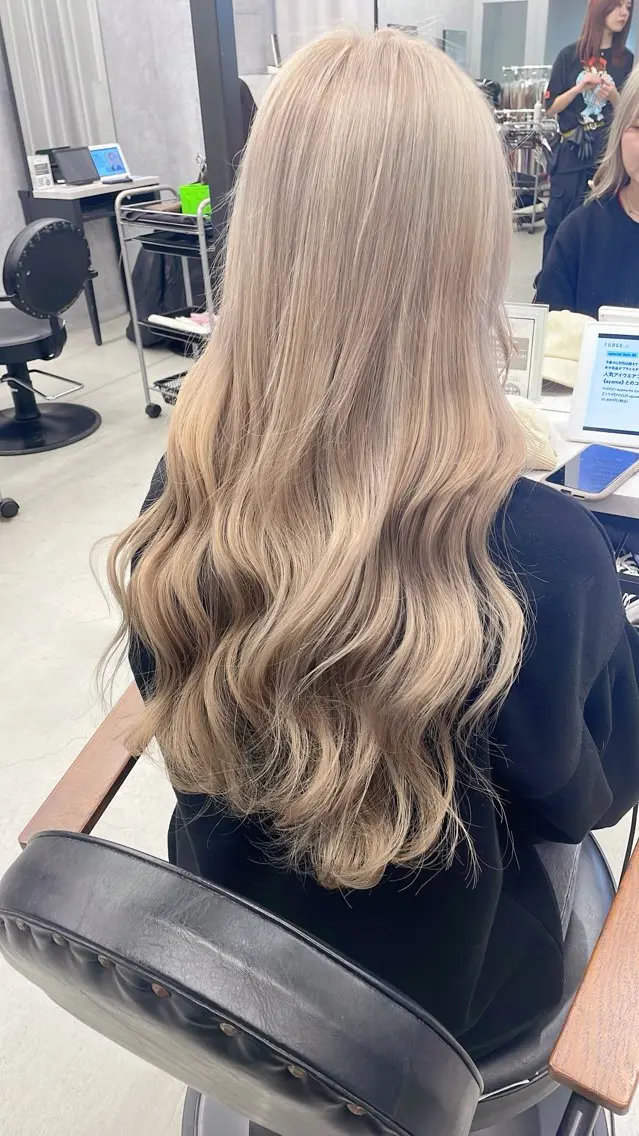 ロング カラー ベージュカラー ブリーチ ハイトーンカラー ミルクティーベージュ LUXBE LUCE 愁のヘアスタイル