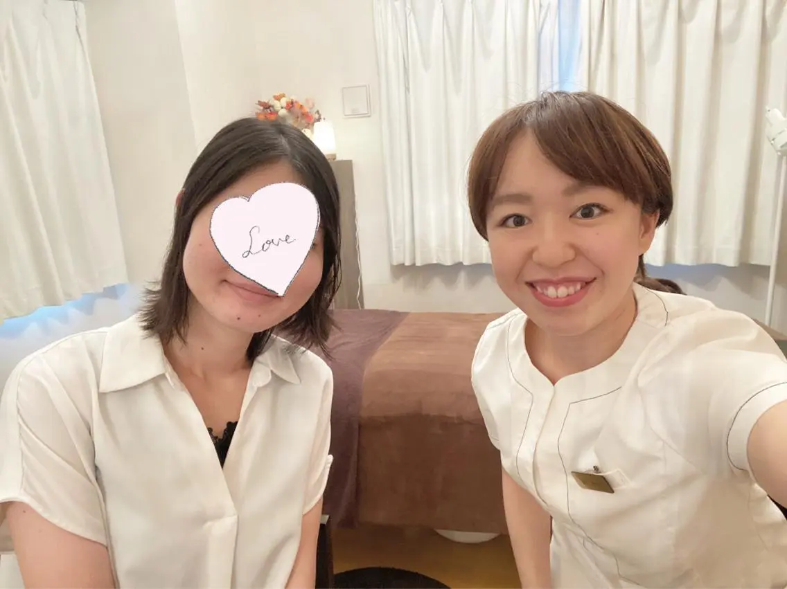 セミロング カラー パーマ ヘアアレンジ メンズ ネイル マツエク・マツパ 赤色 ニキビ跡専門サロン Ainaのエステ・リラクイメージ