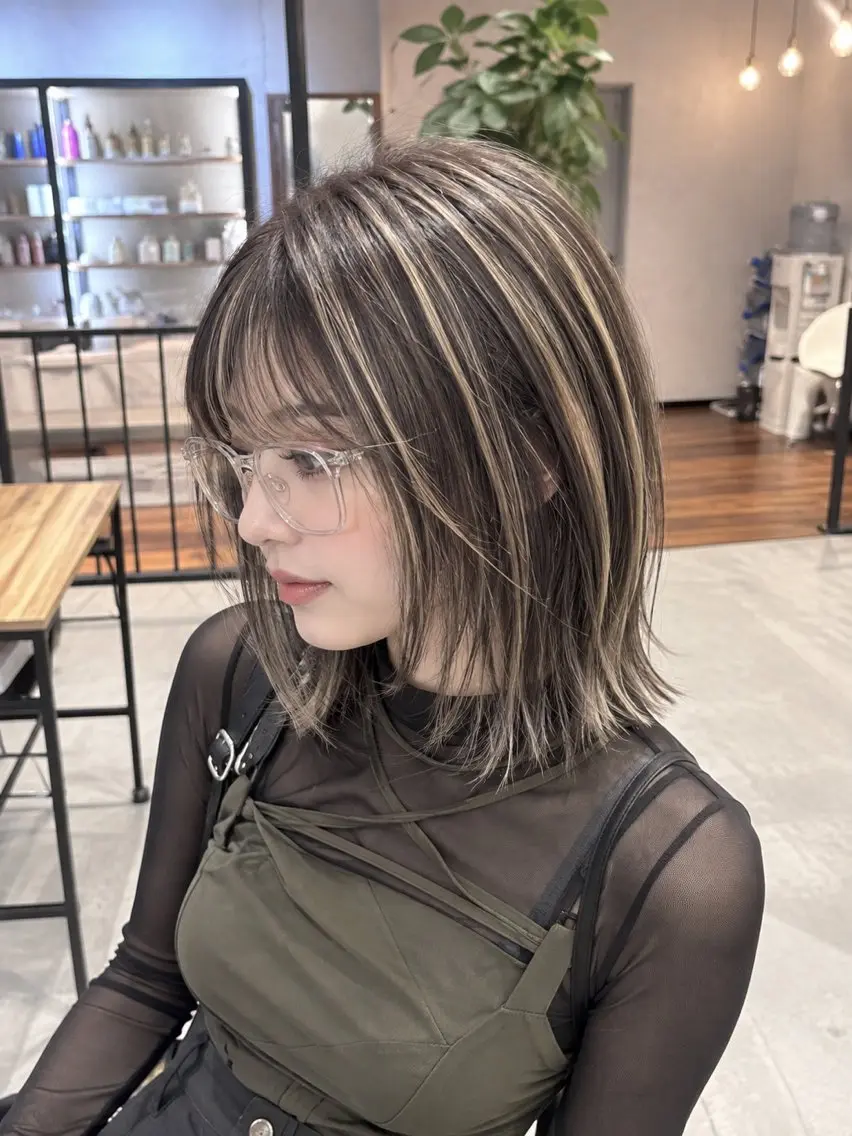 ショート 顔まわりレイヤー 外国人風カラー ハイライト レイヤーカット カット ヘアカラー トリートメント 海外風レイヤーカット 👑店長 平松 由のヘアスタイル