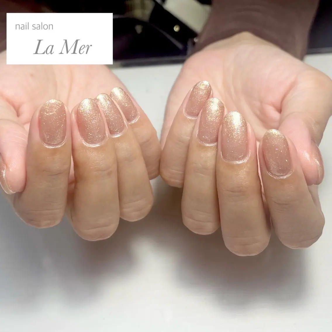 ネイル オーロラネイル ジェルネイル ゴールド ラメ(グリッター) オフィスネイル ハンドネイル nailsalon La Merのネイルデザイン