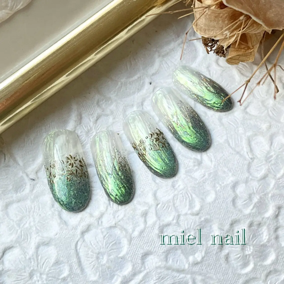 ネイル オーロラネイル グリーン マグネットネイル ミラーネイル 春ネイル ハンドネイル miel nailのネイルデザイン