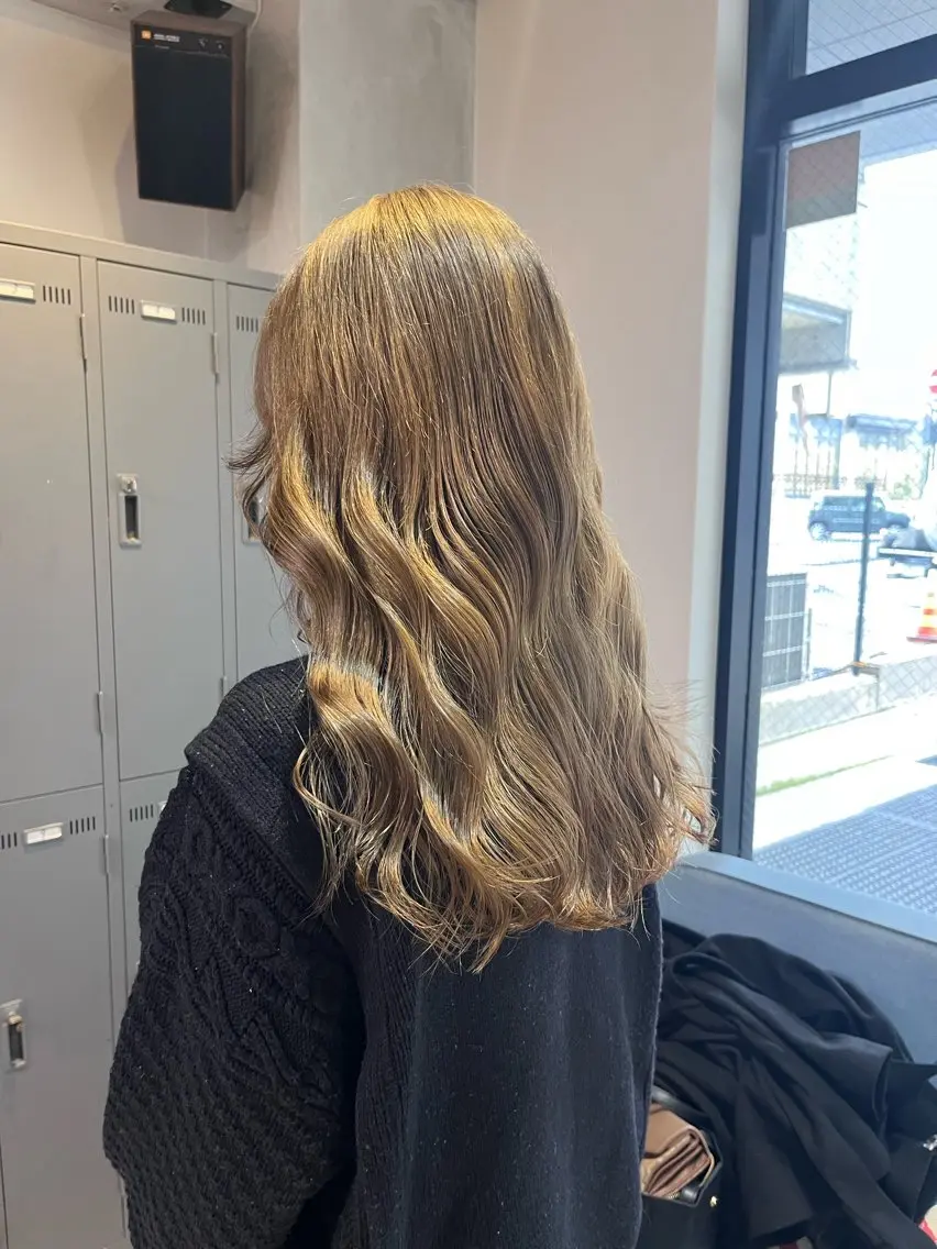 セミロング カラー ブリーチ カット ヘアカラー 多河 遥のヘアスタイル