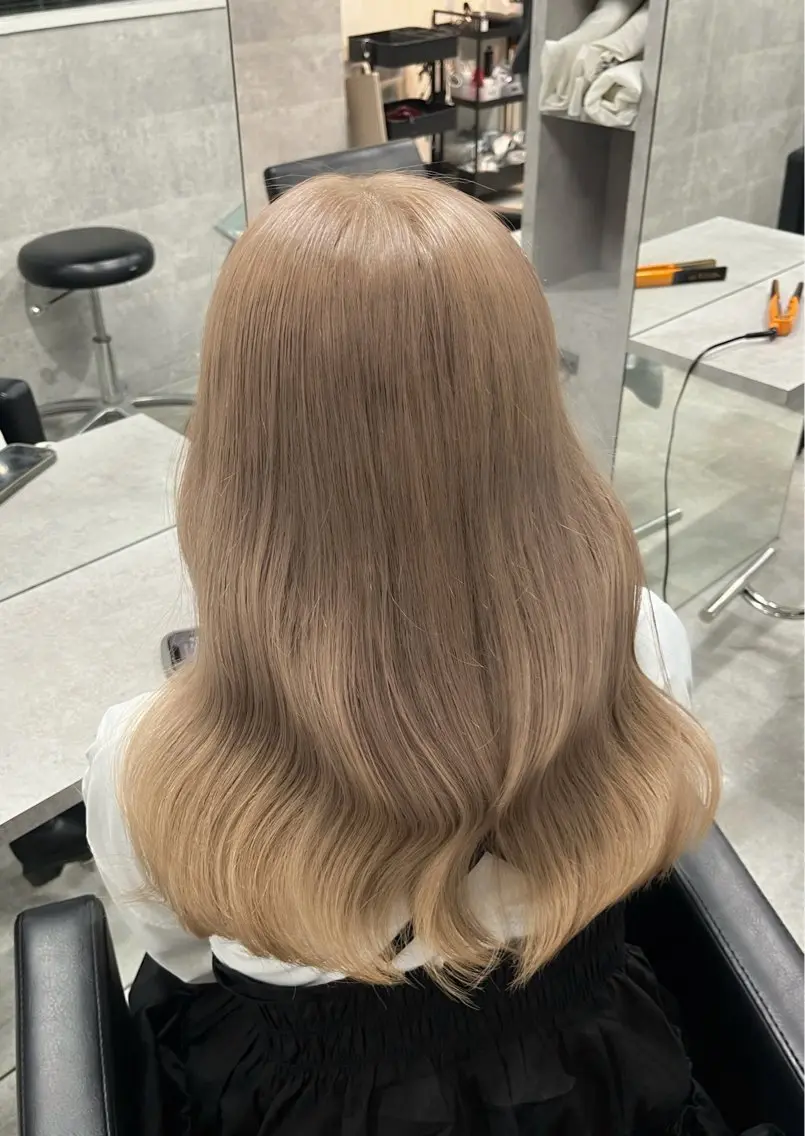セミロング カラー HOHOMI （ほほみ）のヘアスタイル