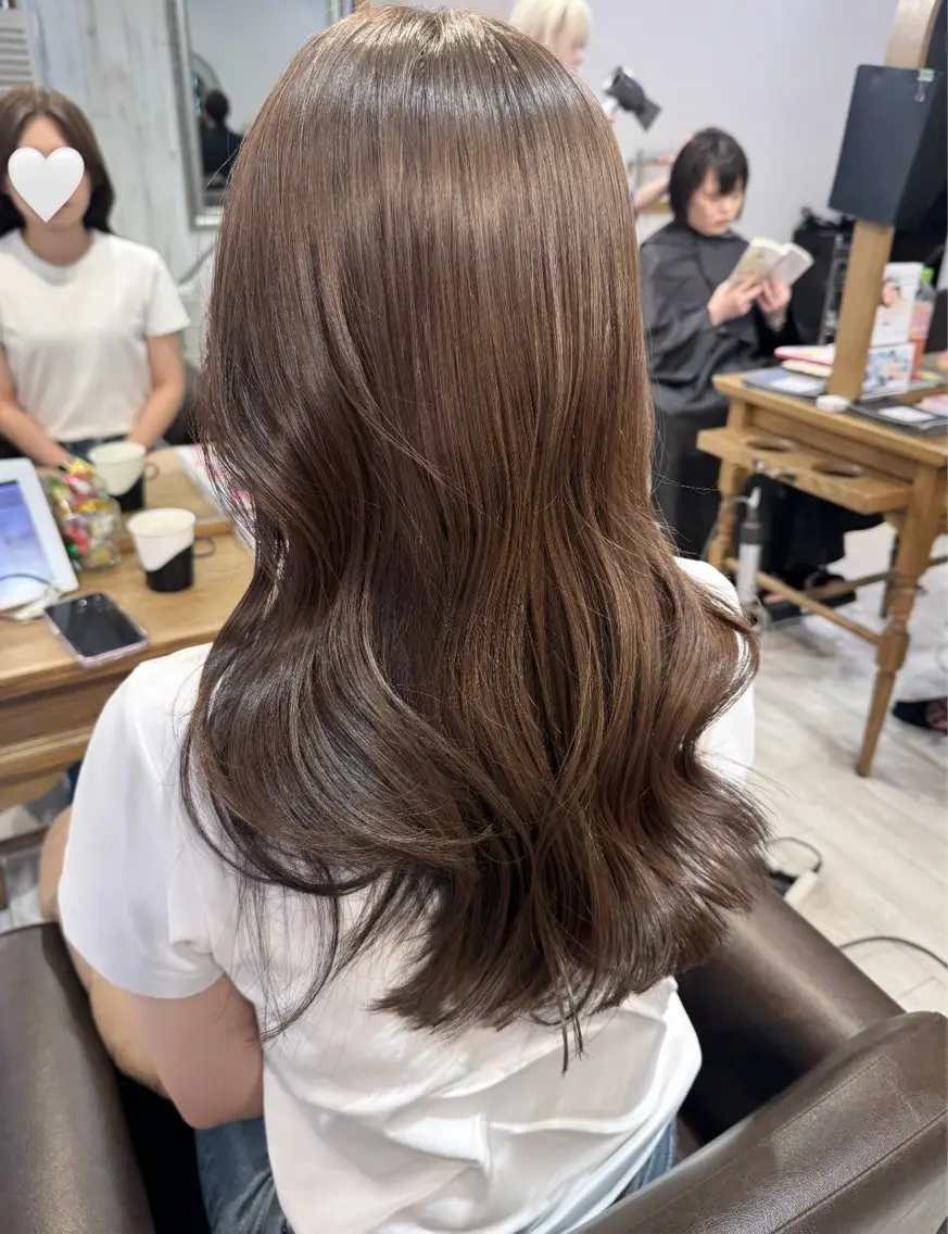 ロング カラー アッシュ ベージュカラー オリーブアッシュ オリーブベージュ オリーブカラー レイヤーカット、 大人可愛い　中村美羅のヘアスタイル