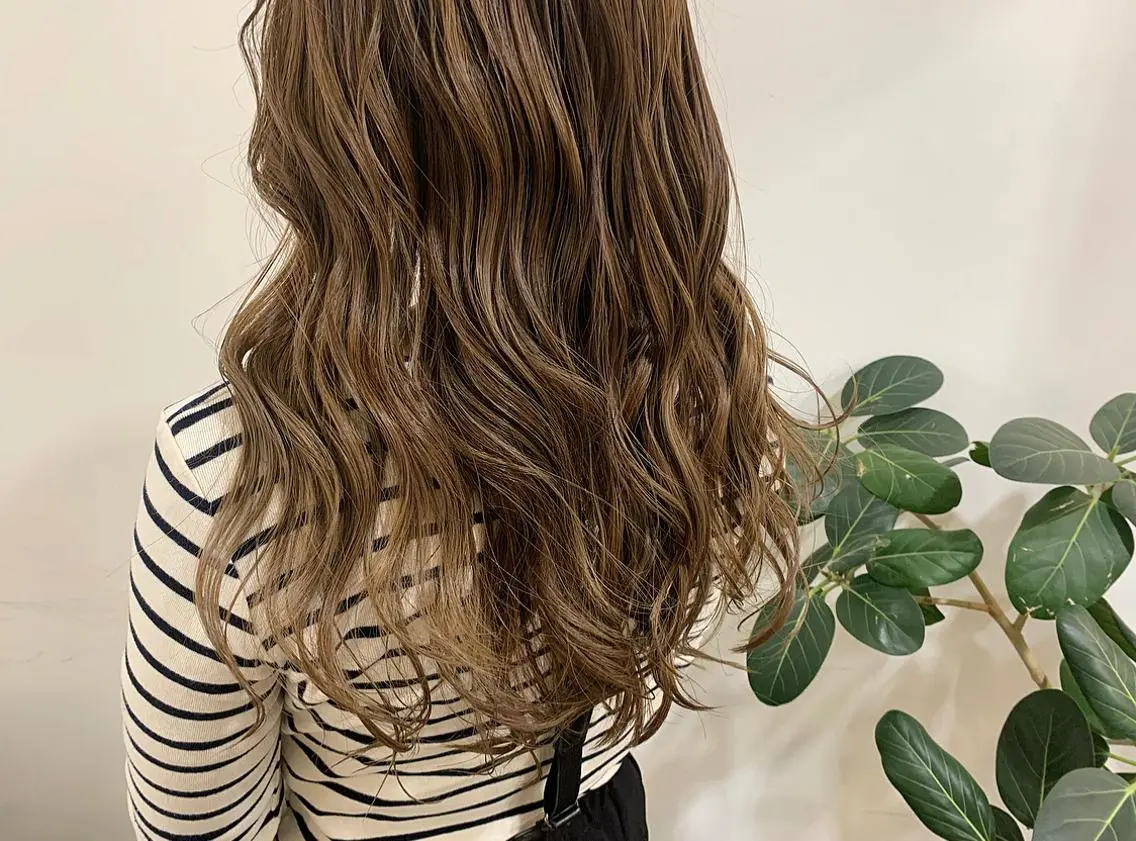 ロング カラー ベージュカラー ハイライトカラー ハイライト ヘアカラー たかいわ みきのヘアスタイル