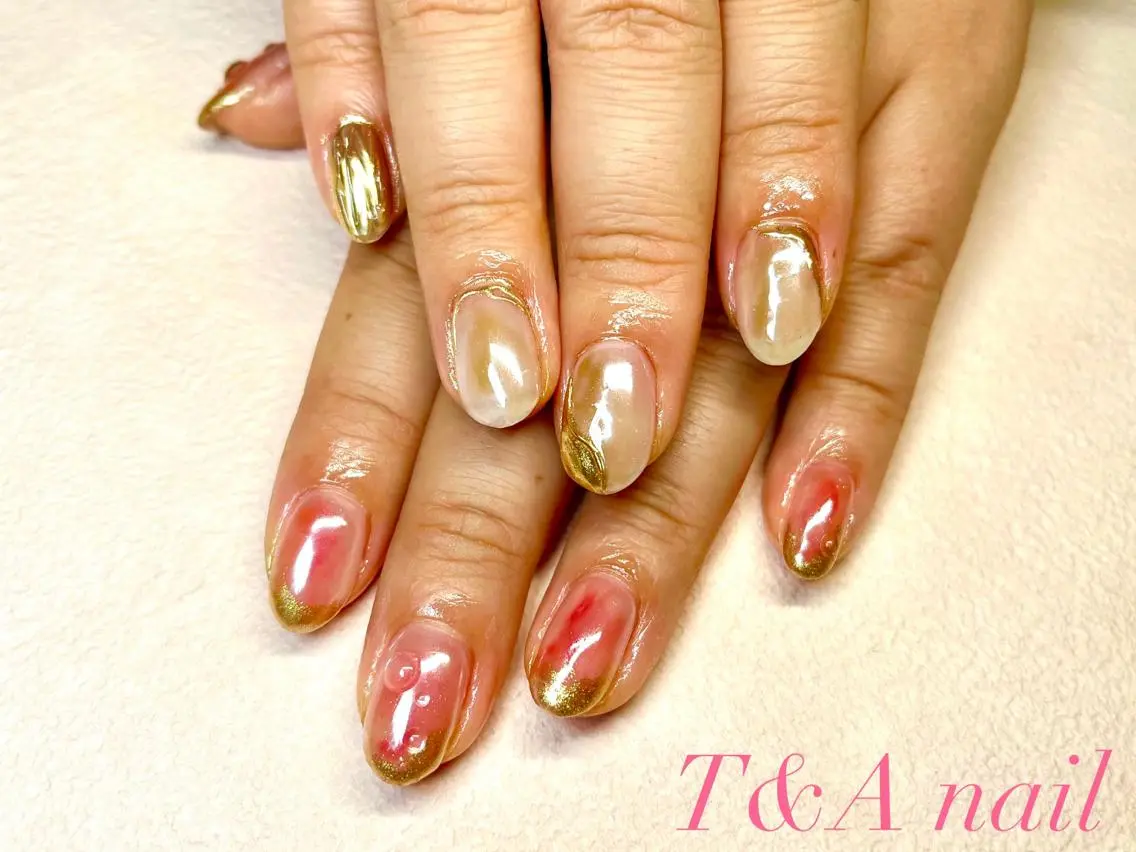 ミディアム ネイル チークネイル 長さ出し ジェルネイル ゴールド ニュアンスネイル T&A nailのネイルデザイン