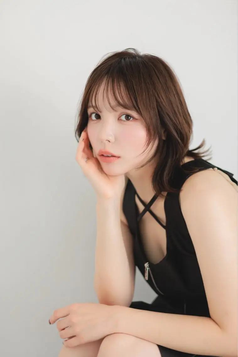ミディアム 顔まわりレイヤー レイヤーカット 鎌倉 彩のヘアスタイル