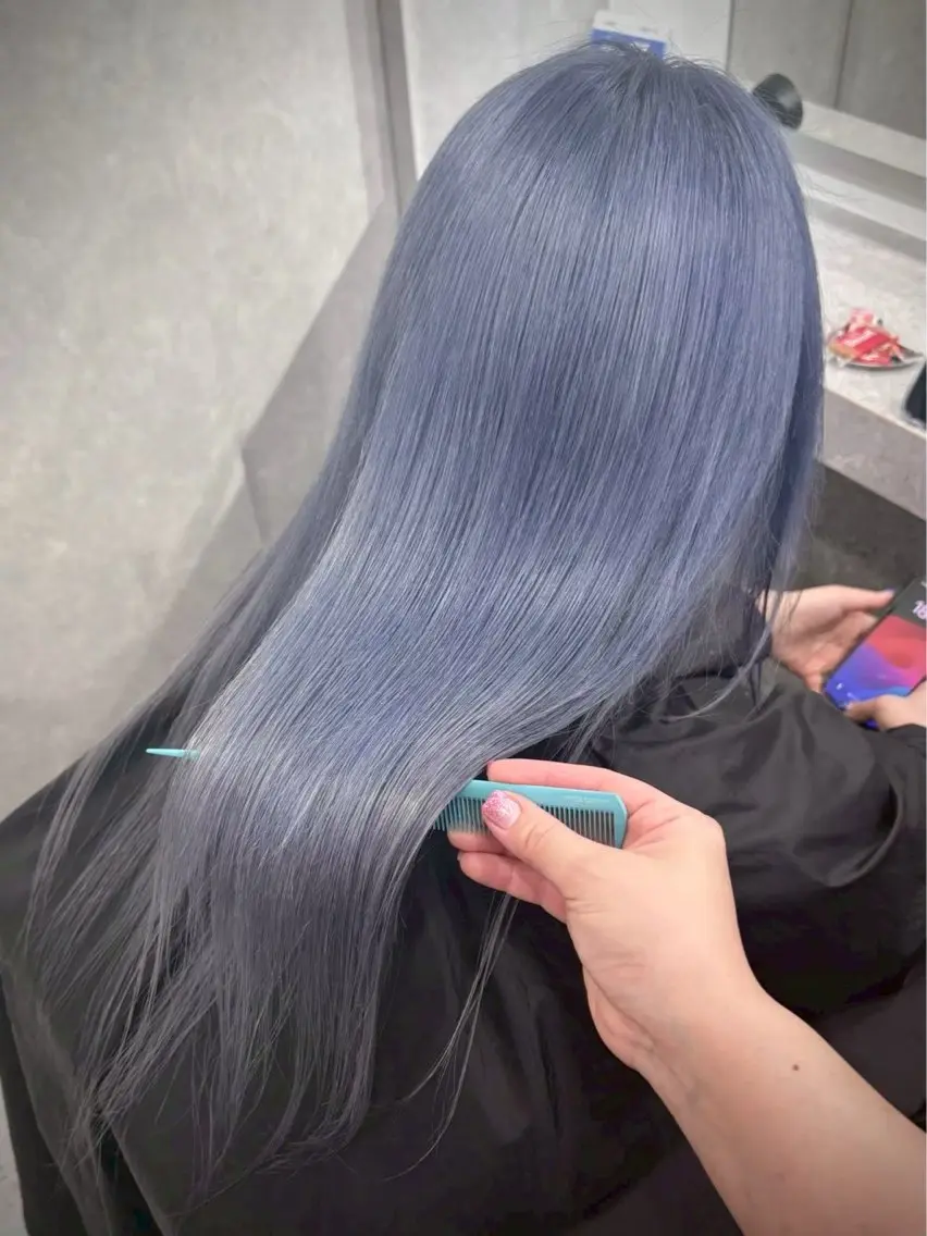 ロング カラー ブリーチ ブルーカラー ハイトーンカラー シルバー ヘアカラー ハイトーン🪼派手髪 mahoのヘアスタイル