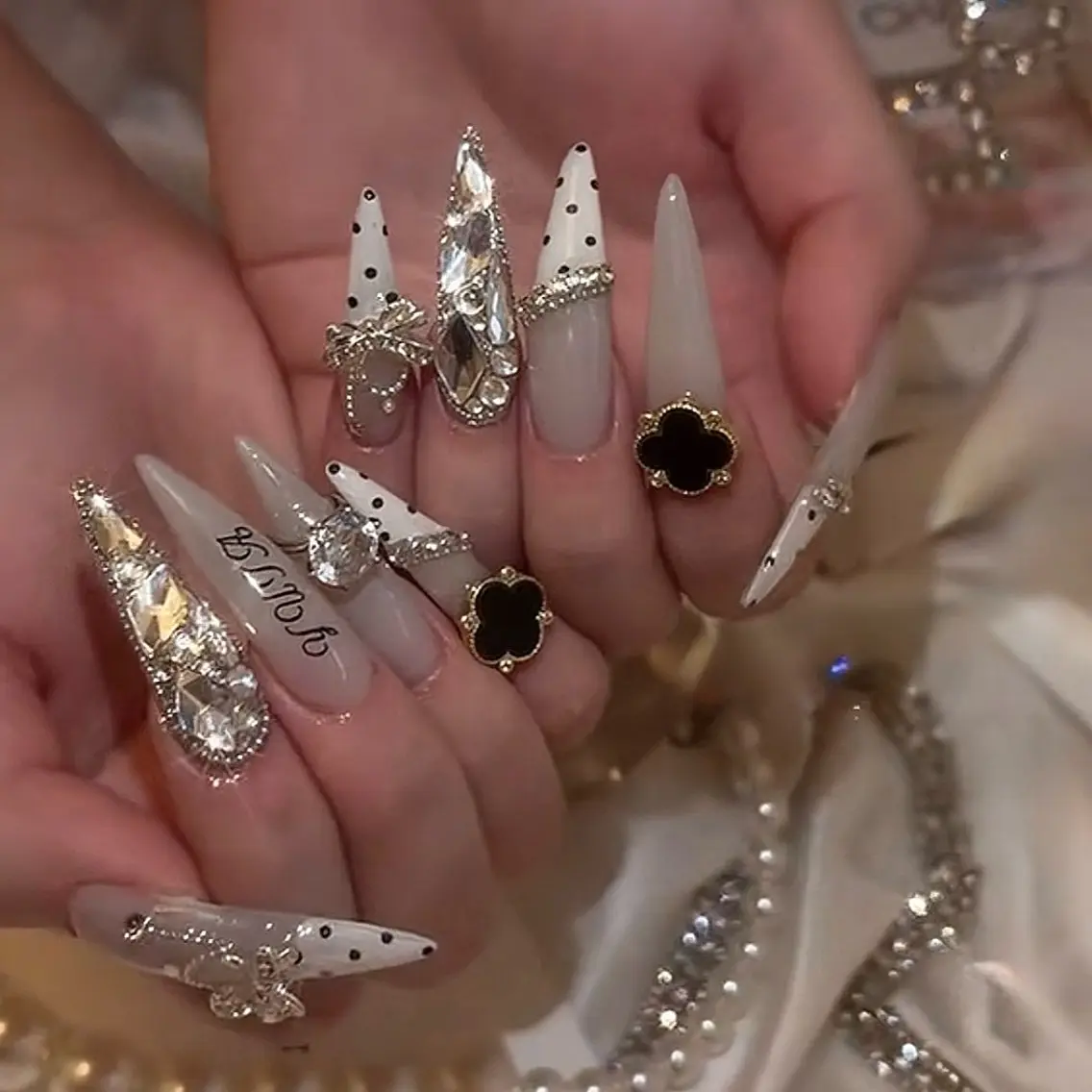 ネイル チークネイル ドット フットネイル フレンチネイル グラデーション ハンドネイル ハンドケア Nihonthy Nail 新宿のネイルデザイン