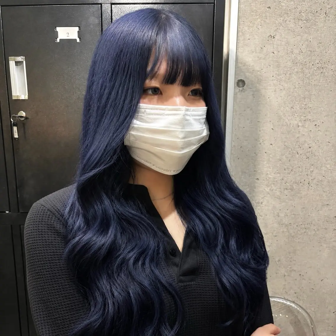 カラー ブリーチ ブルーカラー ケアブリーチ ネイビーカラー ヘアカラー HAGA HINAのヘアスタイル