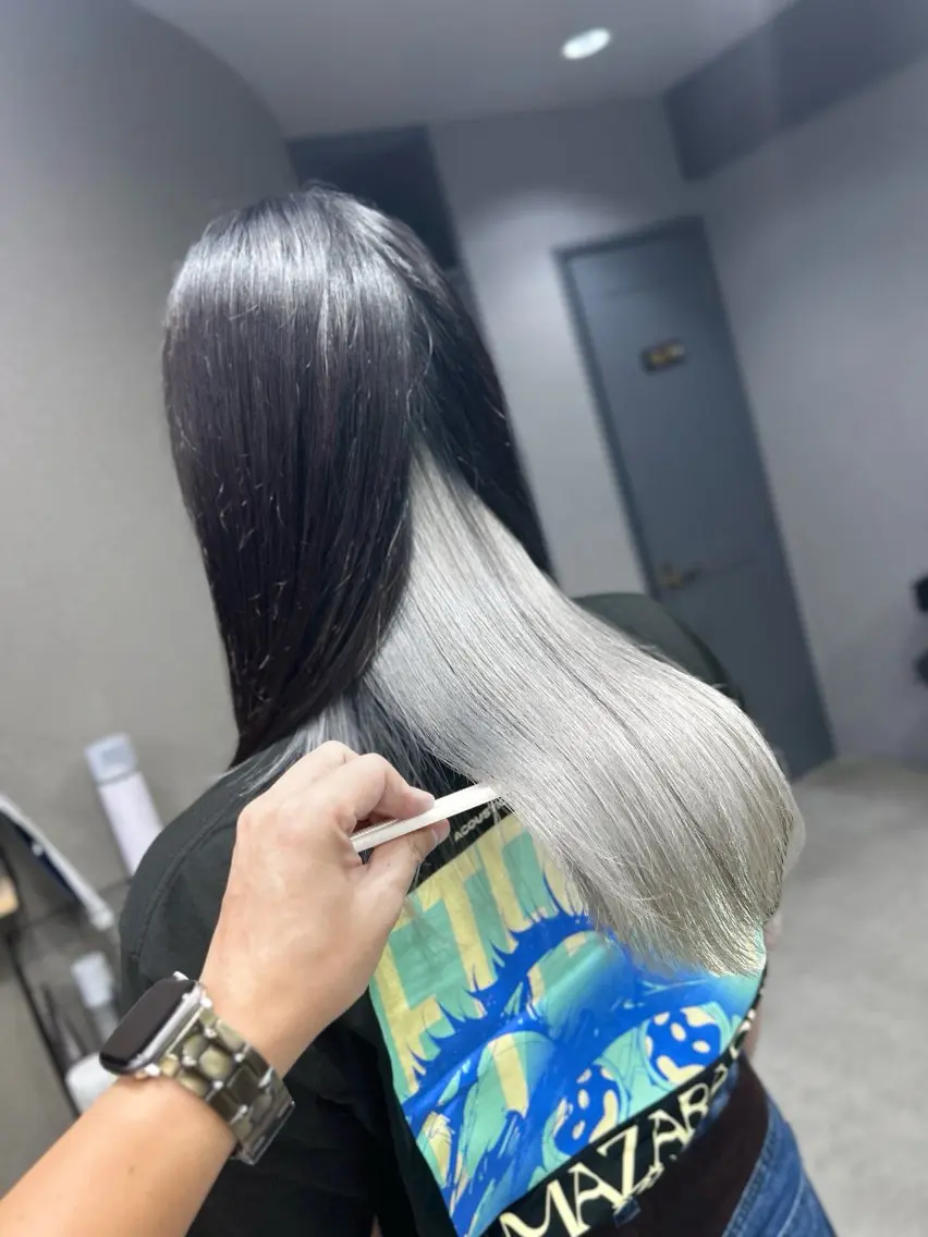 セミロング カラー ヘアアレンジ ブリーチ インナーカラー シルバー ホワイトシルバー VIM hairおもろまち店のヘアスタイル