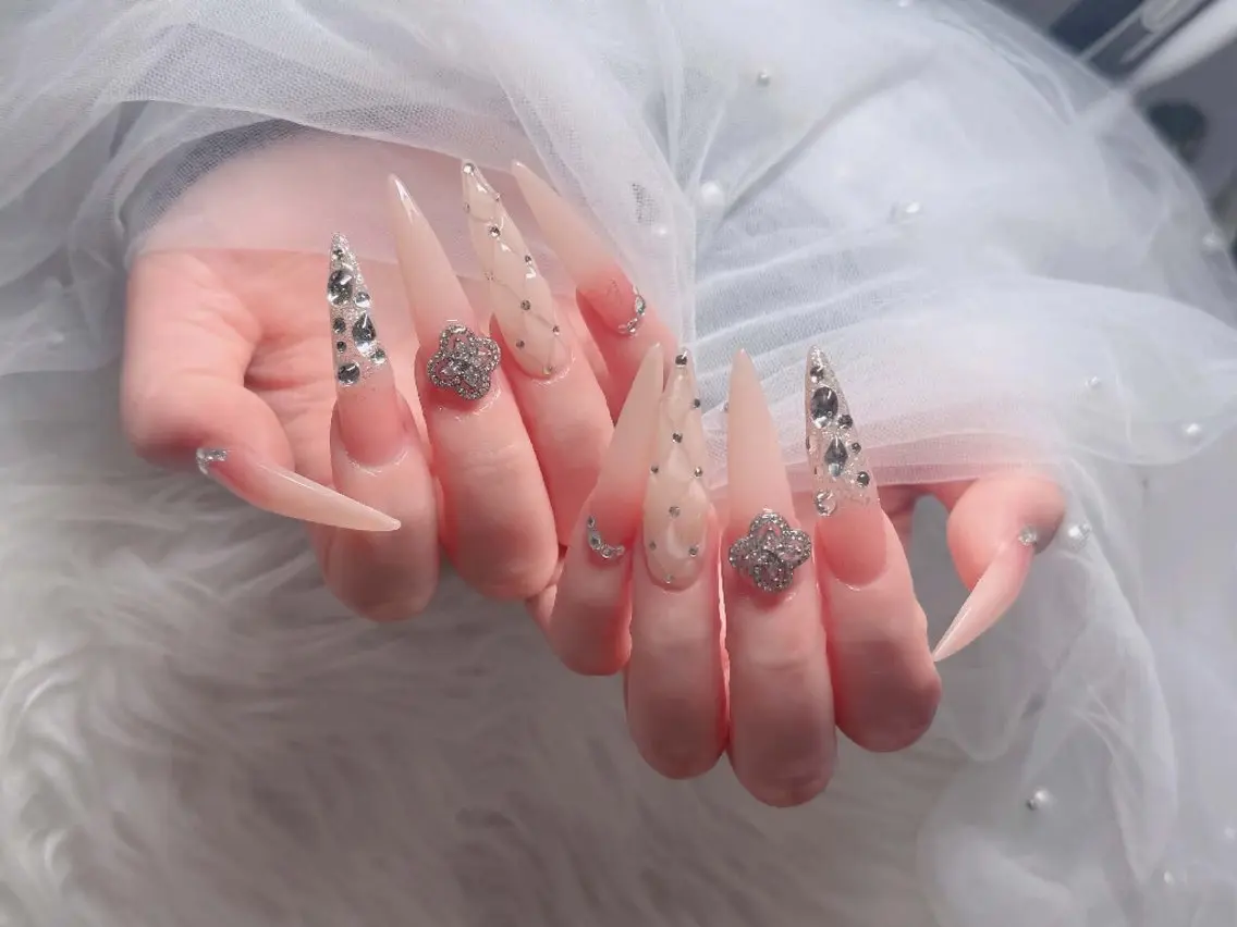 ネイル チークネイル フレンチネイル キラキラネイル 韓国ネイル マグネットネイル ハンドネイル Buruberii hbaby nailのネイルデザイン
