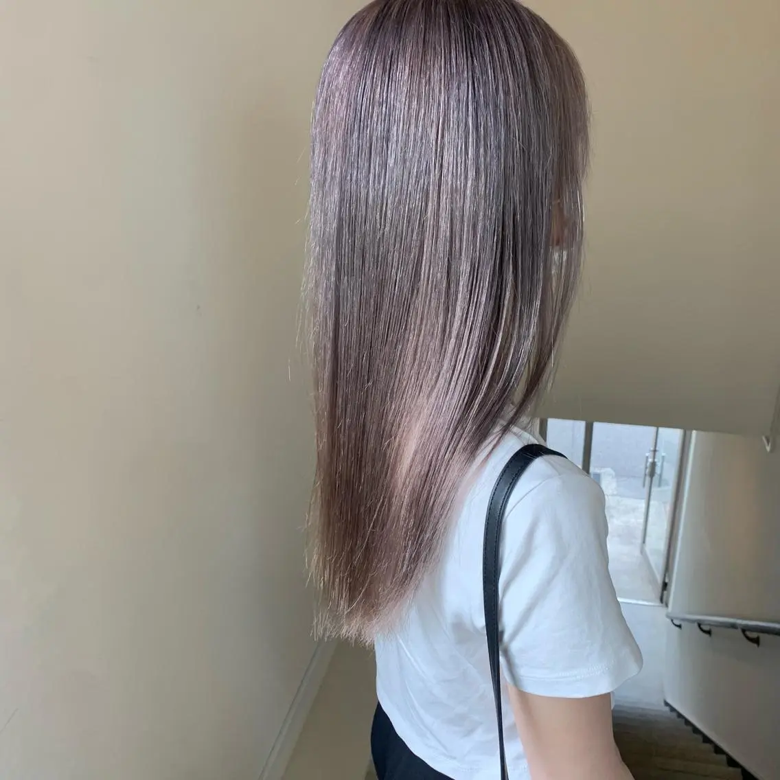 セミロング カラー 本間 結衣のヘアスタイル