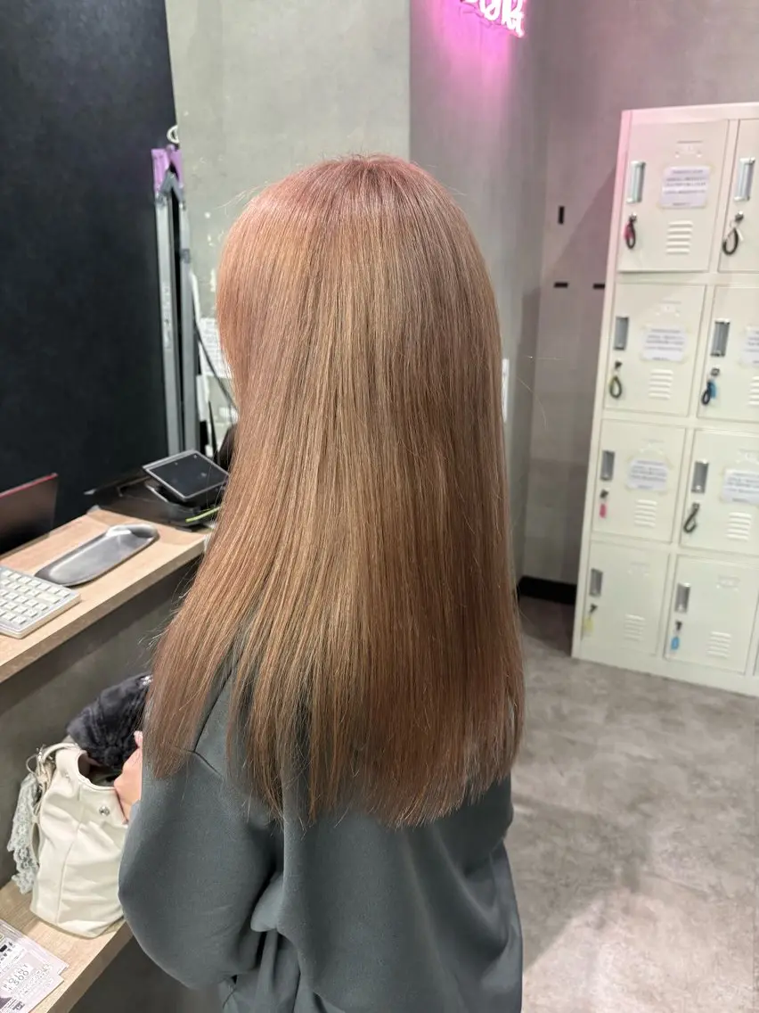 ロング カラー ベージュカラー ミルクティーベージュ ヘアカラー トリートメント ナルミ ケイスケのヘアスタイル