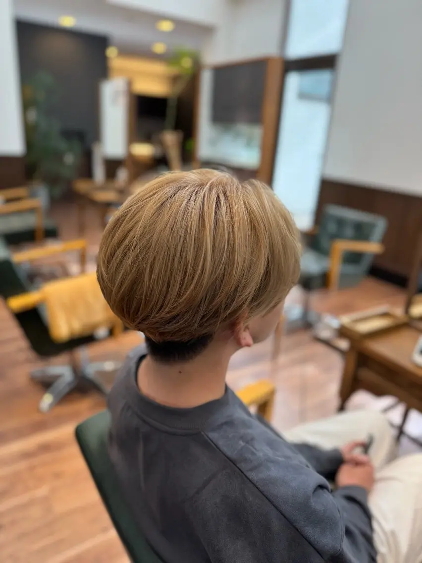ショート カラー メンズ メンズブリーチ ベージュカラー ブリーチ カット ヘアカラー トリートメント 長屋 裕也のヘアスタイル