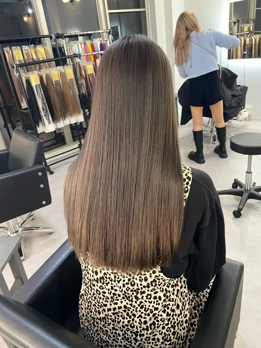 ロング カラー 透明感カラー ダブルカラー グレージュ 大阪ケアブリーチ/ ミルクティーベージュのヘアスタイル