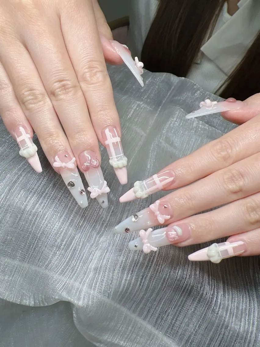 ネイル 長さ出し グラデーション 卒業式 キラキラネイル マグネットネイル Lee Nailsのネイルデザイン