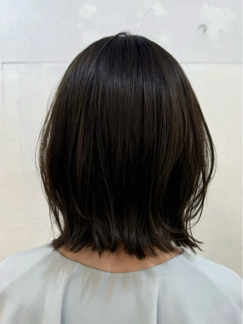 ミディアム カット ヘアカラー 顔まわりレイヤー 透明感カラー🩵🩵のヘアスタイル