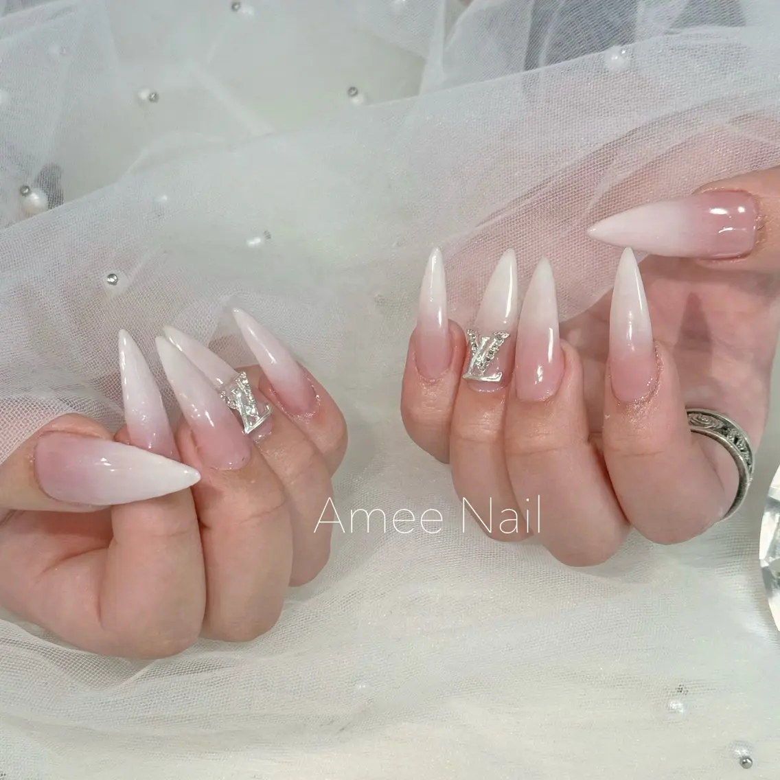 ネイル オーロラネイル クリアネイル フラッシュネイル ジェルネイル グラデーション ハンドネイル Amee Nail Salonのネイルデザイン
