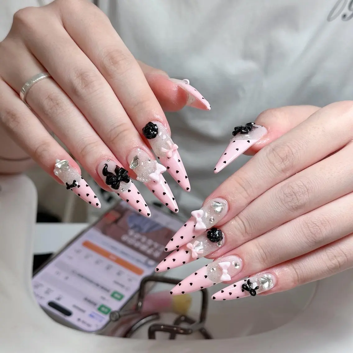 ネイル チークネイル ドット フットネイル フレンチネイル グラデーション ハンドネイル ハンドケア Nihonthy Nail 新宿のネイルデザイン