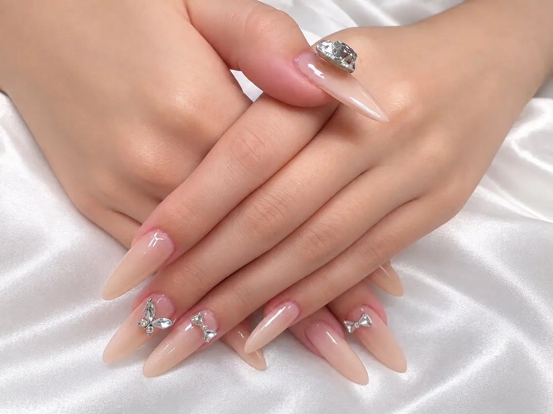 ネイル キラキラネイル ロングネイル スカルプネイル シンプルネイル VI NAILのネイルデザイン