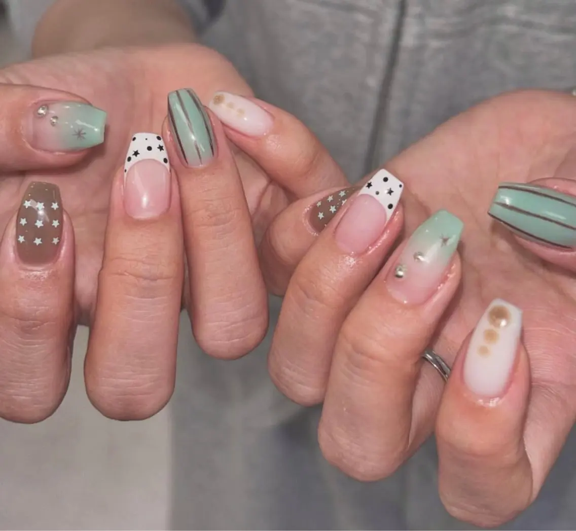 ネイル フレンチネイル ジェルネイル マグネットネイル 持ち込み ニュアンスネイル NiJi Nailsのネイルデザイン