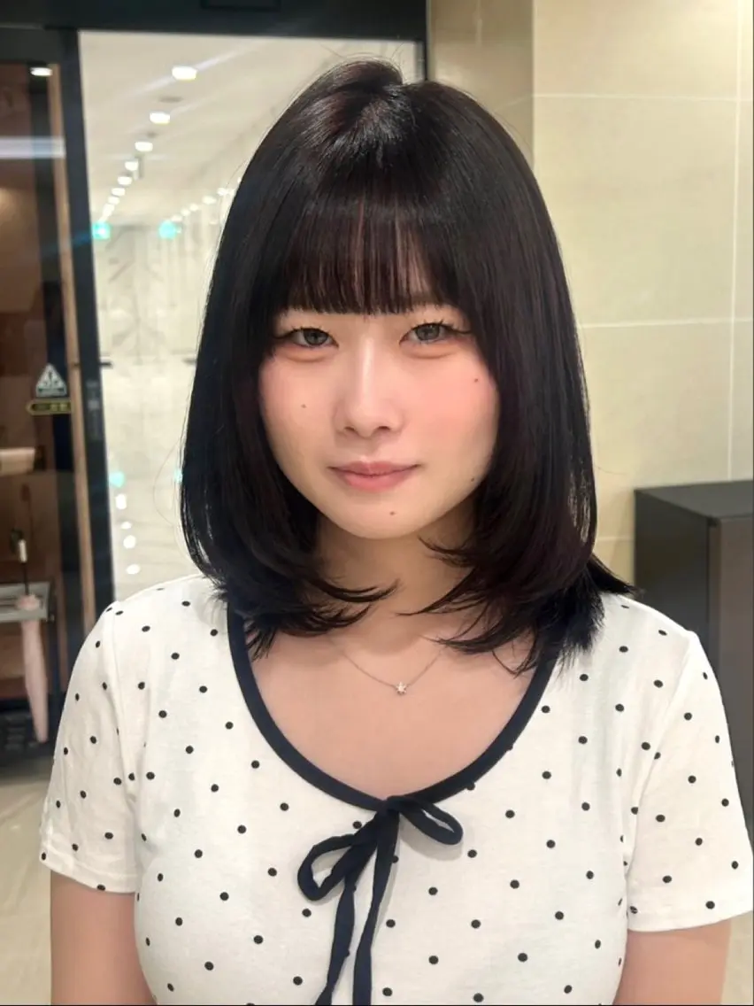 ミディアム ミディアムレイヤー レイヤーカット 村岡 咲菜のヘアスタイル