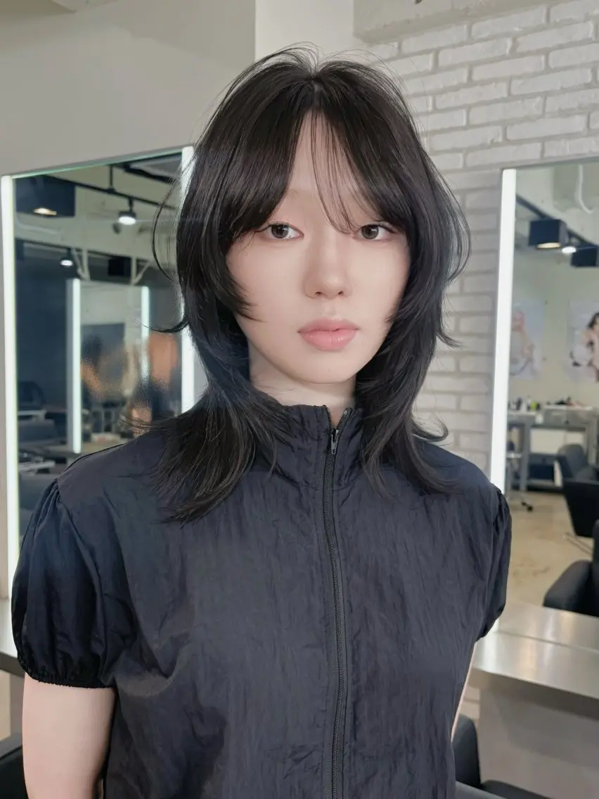 ミディアム カラー ハッシュカット カット ヘアカラー Airi 韓国y2k ハイレイヤーのヘアスタイル