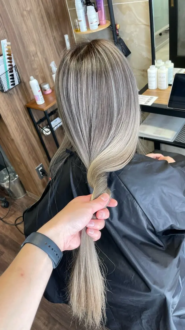 ロング カラー バレイヤージュ レイヤーカット ヘアカラー トリートメント Lull1人美容室 バレイヤージュのヘアスタイル