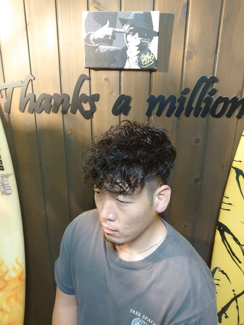 メンズ パーマ スペインカール 岡林 選のヘアスタイル