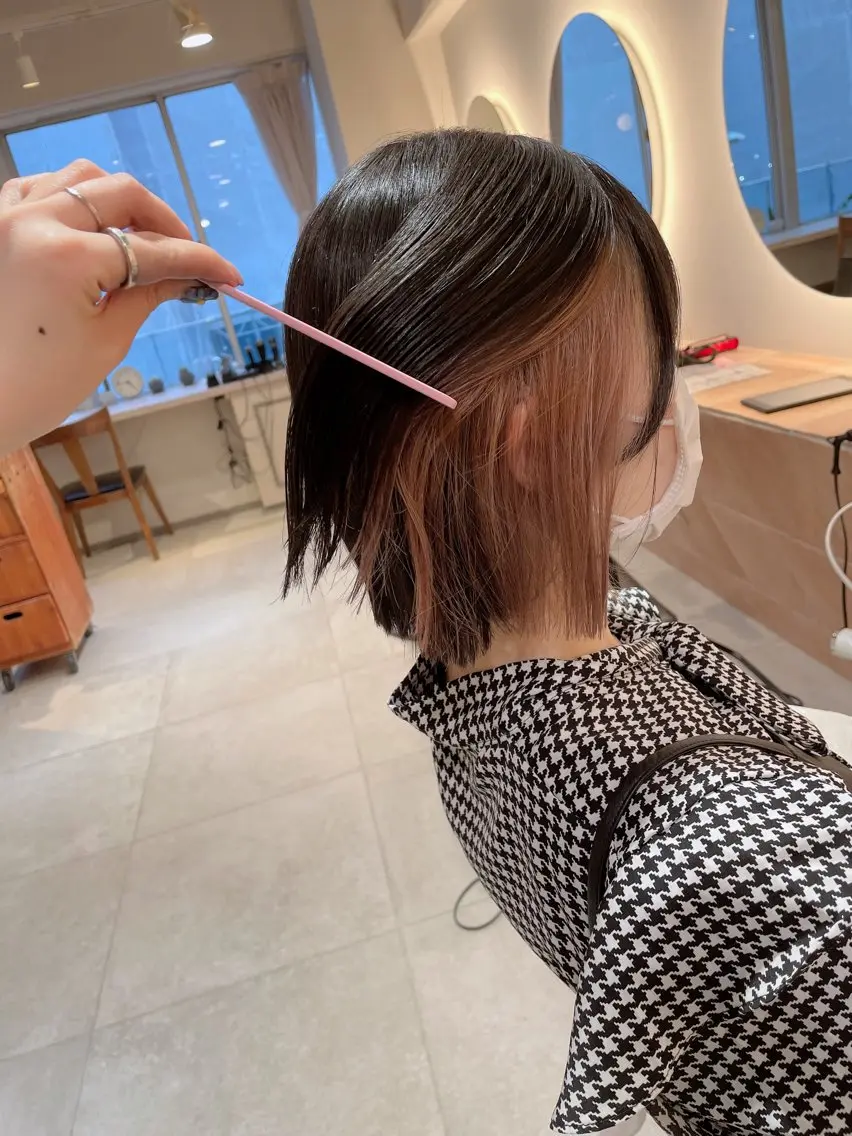 ミディアム カラー ブラウンカラー ダークブラウン イヤリングカラー ピンクカラー 切りっぱなしボブ ソノキユウカのヘアスタイル