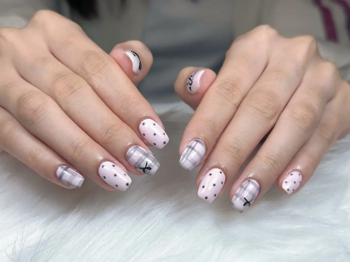 ネイル チークネイル ドット フレンチネイル グラデーション 韓国ネイル ハンドネイル Lisa Nail Salonのネイルデザイン