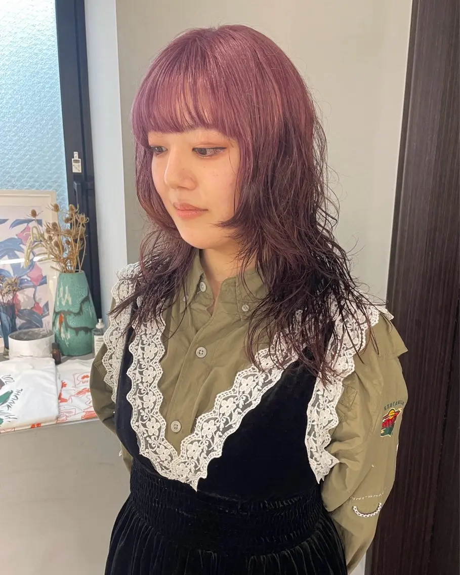 セミロング カラー ベージュカラー ブリーチ ブラウンカラー ケアブリーチ デザインカラー ヘアカラー トリートメント MIU/ルーツカラー 顔まわりレイヤーのヘアスタイル
